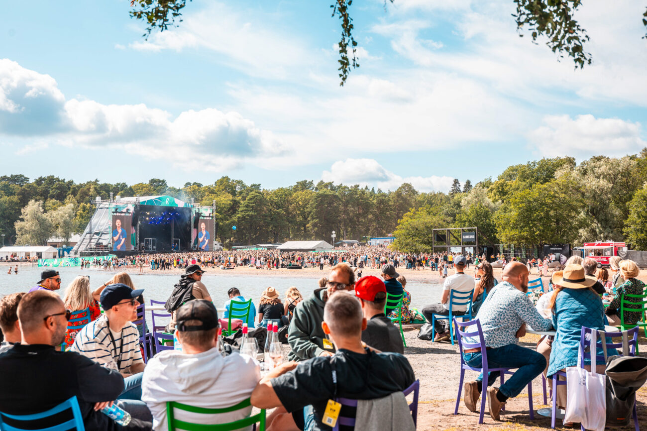 Tämän kuvan alt-attribuutti on tyhjä; Tiedoston nimi on Riikka_Vaahtera_Rantalava_Yleiso_VIP-9152-1300x866.jpg