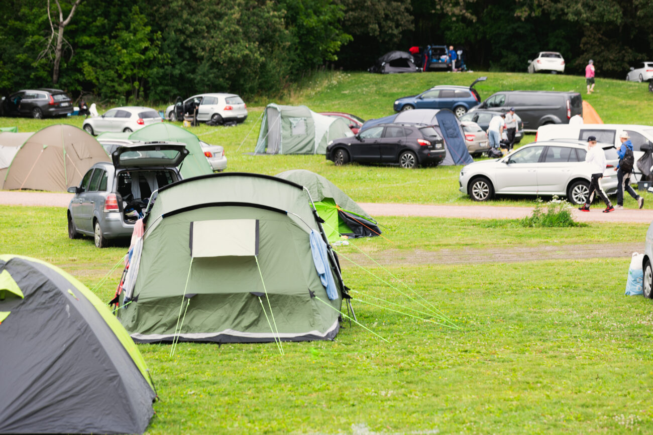Yleiskuvaa Ruisrockin leirinnästä, kuvassa telttoja ja autoja leirintäalueella.